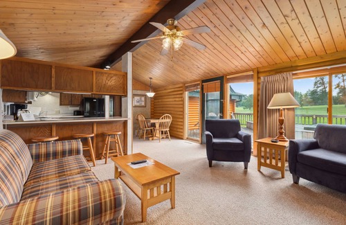 Breezy Point Cabina | Spacious 3BR Chalet Cabin Overlooking Golf Course