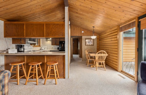 Breezy Point Cabina | Spacious 3BR Chalet Cabin Overlooking Golf Course