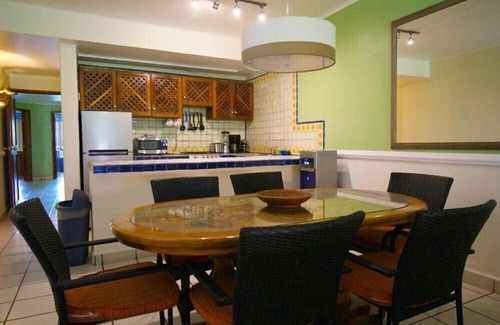 Zona hotelera Hotel | Spacious 3BR Condo with Balcony and Private Beach Area