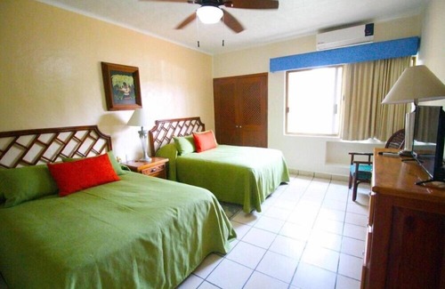 Zona hotelera Hotel | Spacious 3BR Condo with Balcony and Private Beach Area