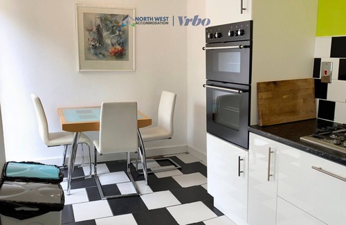 Warrington Casa | Spacious 3BR Family Home in Warrington | Free Parking&WiFi | Contractors Welcome