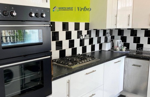 Warrington Casa | Spacious 3BR Family Home in Warrington | Free Parking&WiFi | Contractors Welcome