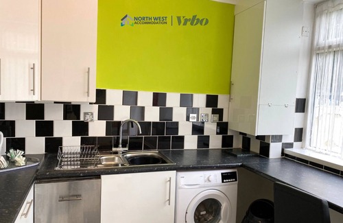 Warrington Casa | Spacious 3BR Family Home in Warrington | Free Parking&WiFi | Contractors Welcome