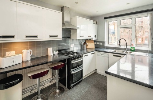Tottenham Hale Apartamento | Spacious 3BR Flat with Balcony Near Tottenham Hale