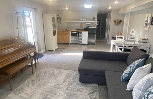 Layton Apartamento | Spacious 3BR Furnished Basement w/ Patio Grill - Family Friendly & Flexible Stay