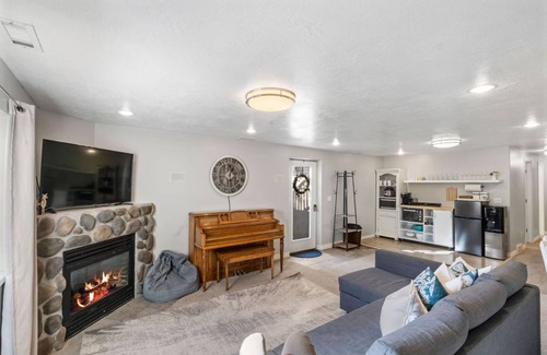 Layton Apartamento | Spacious 3BR Furnished Basement w/ Patio Grill - Family Friendly & Flexible Stay