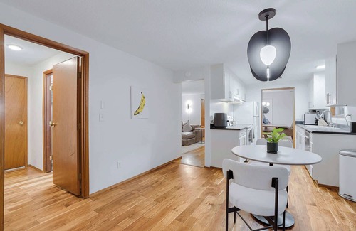 Lake Oswego Casa | Spacious 3BR Getaway, Fenced Yard & Fireplace
