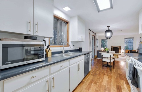 Lake Oswego Casa | Spacious 3BR Getaway, Fenced Yard & Fireplace
