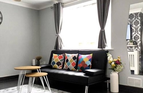 Luton Apartamento | Spacious 3BR Home w. Garden & Parking | Sleeps 7 | Near Luton Airport