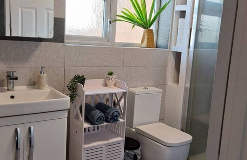 Luton Apartamento | Spacious 3BR Home w. Garden & Parking | Sleeps 7 | Near Luton Airport