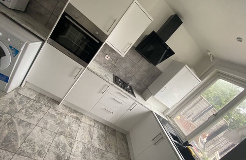 Bensham Manor Casa | Spacious 3BR Home – Family & Contractor Friendly