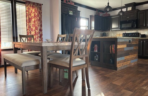 Navarro County Casa | Spacious 3BR Home + Barn Theater in the Country Between Dallas & Houston
