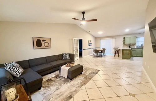 Lake Sarasota Casa | Spacious 3BR Home in Prime Location – Private Heated Pool & Hot Tub