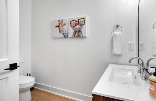 Wesley Heights Apartamento | Spacious 3BR Home Oasis on Grandin Road