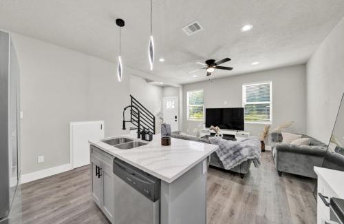 Humble Casa | Spacious 3BR Home w Yard Smart TV Parking