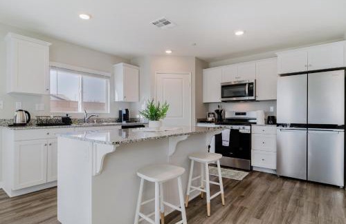 San Jacinto Apartamento | Spacious 3BR Home with Lake Access & Mountain Views