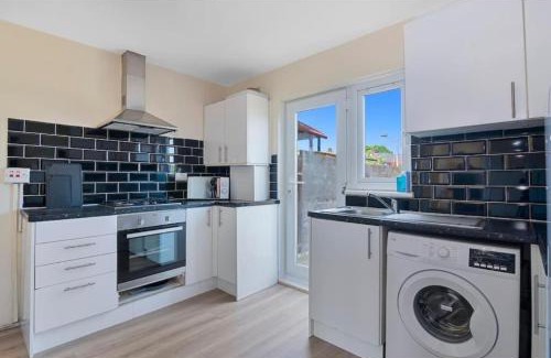 Turkey Street Apartamento | Spacious 3BR House in Enfield North London with Garden