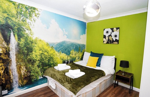 Heston West Casa | Spacious 3BR House Sleeps 6