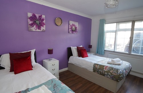 Heston West Casa | Spacious 3BR House Sleeps 6