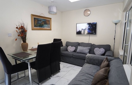 Heston West Casa | Spacious 3BR House Sleeps 6