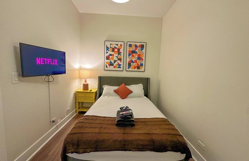 Near South Side Hotel | Spacious 3BR in South Loop Near McCormick - Optional Parking