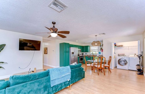 Trailer Estates Apartamento | Palm Apt spacious 3/2 10 mins to SRQ & beaches