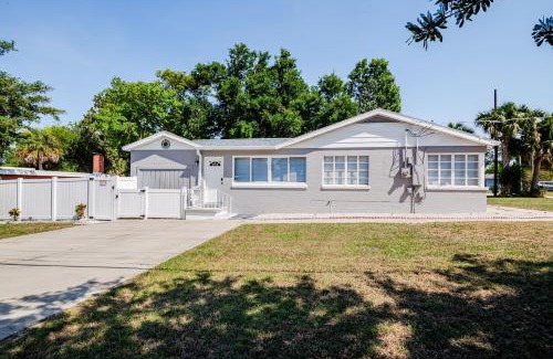 Kingston Apartamento | Spacious 3BR, Pool, Near Beach & Attractions