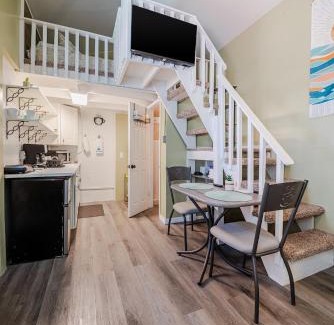 Kingston Apartamento | Spacious 3BR, Pool, Near Beach & Attractions