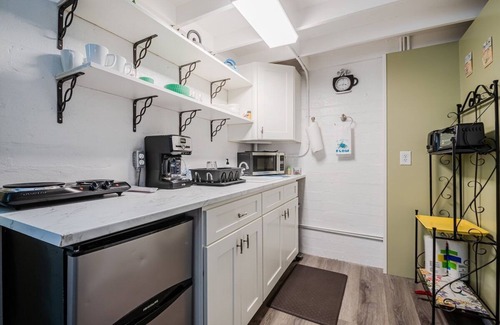 Kingston Apartamento | Spacious 3BR, Pool, Near Beach & Attractions