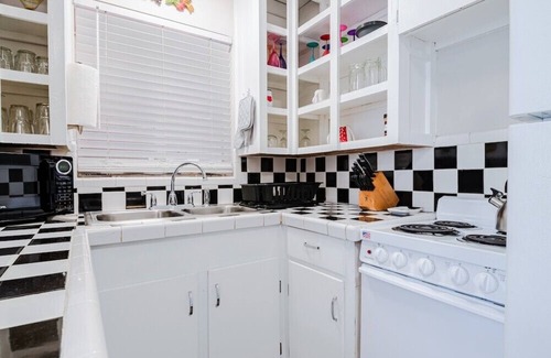 Kingston Apartamento | Spacious 3BR, Pool, Near Beach & Attractions