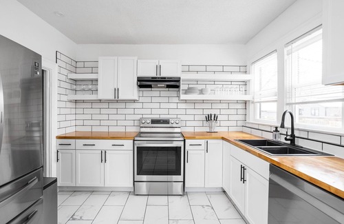 Mapleton/Fall Creek Casa | Spacious 3BR Retreat, Arcade, Near DT, Pets