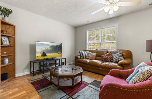 Southeast Raleigh Casa | Spacious 3BR Retreat Perfect for Groups Near Downtown