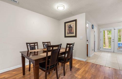Southeast Raleigh Casa | Spacious 3BR Retreat Perfect for Groups Near Downtown