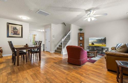 Southeast Raleigh Casa | Spacious 3BR Retreat Perfect for Groups Near Downtown