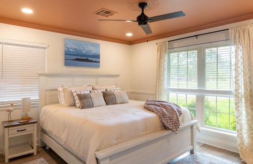 Garden Oaks Casa | Spacious 3BR Retreat - Pool Table Gazebo Yard