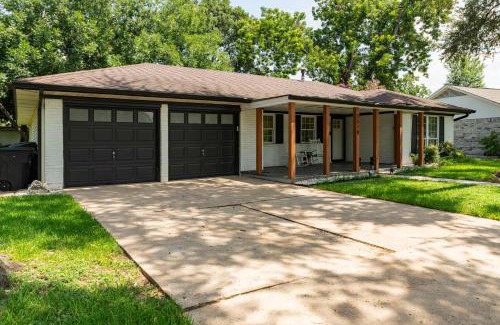 Garden Oaks Casa | Spacious 3BR Retreat - Pool Table Gazebo Yard
