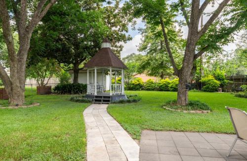 Garden Oaks Casa | Spacious 3BR Retreat - Pool Table Gazebo Yard
