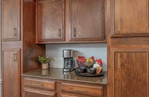 Shreveport Casa | Spacious 3BR Retreat Near Golf Course – Cozy & Convenient Stay in Shreveport!