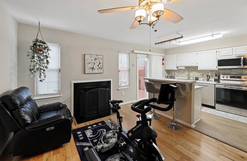 Calverton Apartamento | Spacious 3BR Townhouse with Balcony & Gym