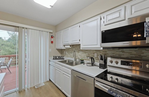 Calverton Apartamento | Spacious 3BR Townhouse with Balcony & Gym