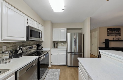 Calverton Apartamento | Spacious 3BR Townhouse with Balcony & Gym