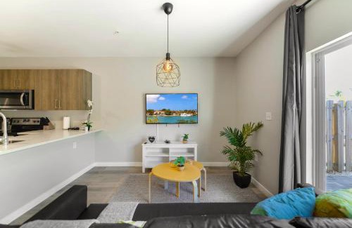 Golden Glades Apartamento | Spacious 3BR Townhouse with Free Parking Included!