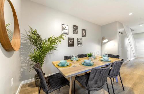 Golden Glades Apartamento | Spacious 3BR Townhouse with Free Parking Included!