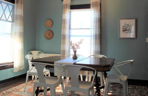 Lowry Hill East Casa | Spacious 3BR Two-Level House in the center of Minneapolis near Lake of the Isles