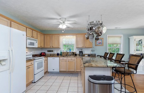 Emerald Isle Casa | Spacious 3BR w/Hot Tub, Game Room & Golf Cart – Pet Friendly Getaway!