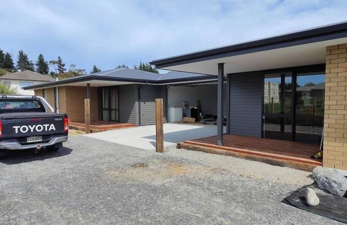 Kaikoura Casa | Spacious 3BR with Decks, BBQ, Mountain Views, and Family-Friendly Vibes