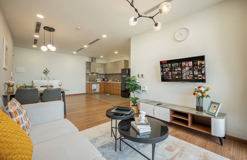Tan Thuan Tay Apartamento | Spacious 3Brs Apt - Large Living room - Amazing Pool & Gym