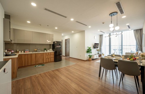 Tan Thuan Tay Apartamento | Spacious 3Brs Apt - Large Living room - Amazing Pool & Gym