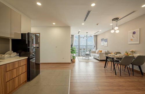 Tan Thuan Tay Apartamento | Spacious 3Brs Apt - Large Living room - Amazing Pool & Gym