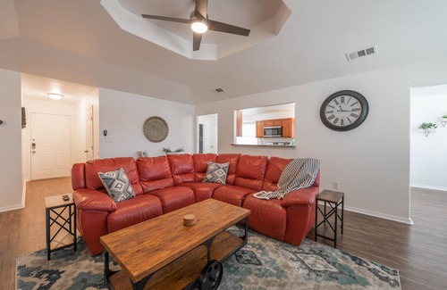 Killeen Casa | Spacious 4 Bd/2 Ba Home w/ Entertainment Rm & Fire Pit - Close to Ft. Cavazos!!